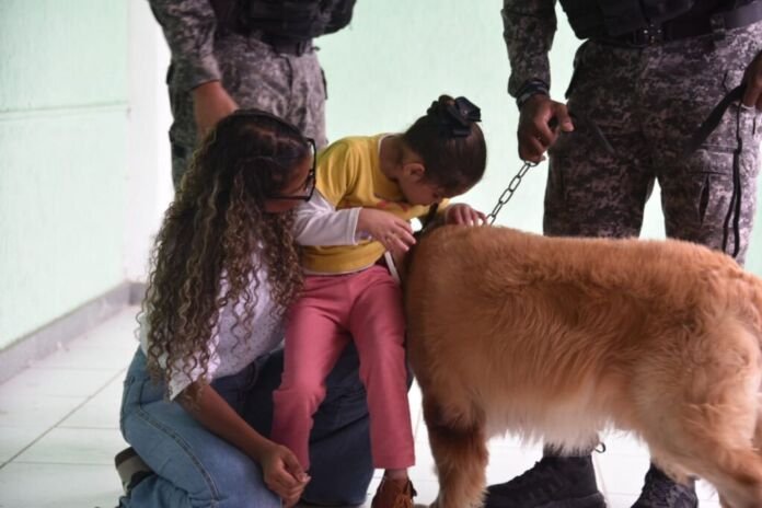 FOTO - KATITO CARVALHO A Prefeitura de Maricá, por meio da Secretaria da Pessoa com Deficiência e Inclusão em parceria com o Batalhão de Ações com Cães (BAC) da Polícia Militar, inicia no município a cinoterapia, modalidade de terapia assistida por cães.