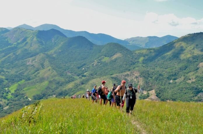 A Prefeitura de Maricá, por meio da Secretaria de Meio Ambiente, desenvolve no bairro Silvado um trabalho que alia turismo ambiental à preservação dos recursos naturais, com orientação técnica dos profissionais da Área de Proteção Ambiental (APA) das Serras de Maricá.