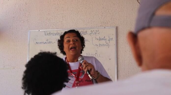 A Prefeitura de Maricá, por meio da Secretaria de Políticas para a Terceira Idade, oferece aulas de canto para idosos a partir de 60 anos na Casa do Idoso de Itaipuaçu.