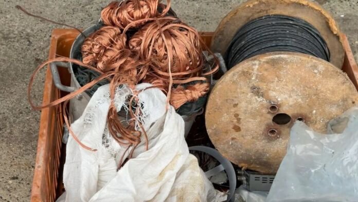 A Prefeitura de Maricá, por meio da Secretaria de Energias Renováveis e Iluminação Pública, participou na manhã desta terça-feira (20/01) de uma ação conjunta com a Polícia Civil para combater o roubo de cabos e materiais elétricos públicos no município.