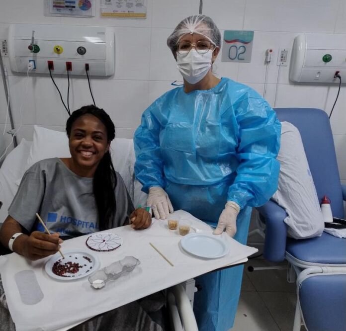 A Prefeitura de Maricá, por meio da Secretaria de Saúde, desenvolve desde julho de 2025 uma ação voltada ao cuidado humanizado dos pacientes internados no Hospital Municipal Dr. Ernesto Che Guevara, a oficina Germinando Arte, uma atividade de Arteterapia realizada pela equipe de Terapia Ocupacional da unidade