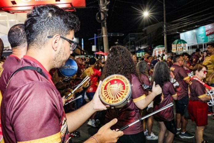Com apoio da Prefeitura, a União de Maricá realizou, na noite desta sexta-feira (09/01), o primeiro ensaio de rua de 2026 no Centro do município, marcando oficialmente a retomada das atividades presenciais da agremiação na reta final de preparação para o Carnaval 2026.