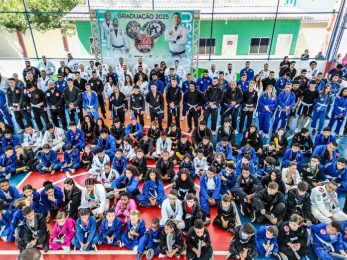 A Prefeitura de Maricá realizou, neste sábado (10/1), o primeiro evento de 2026 voltado à promoção da qualidade de vida e do esporte, com a graduação de crianças que participam das aulas de Jiu-Jitsu na Arena São José, em São José de Imbassaí