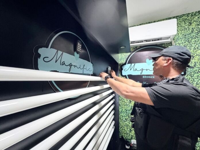 Uma ação conjunta do Gabinete de Gestão Integrada Municipal (GGIM) da Prefeitura de Niterói, da Polícia Civil e da Vigilância Sanitária interditou uma clínica de estética clandestina no Centro da cidade.