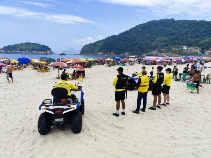 Operação Verão (3) Durante as fiscalizações da Operação Verão, foram registradas 32 autuações por diversas infrações, incluindo cobranças indevidas por mesas e cadeiras.
