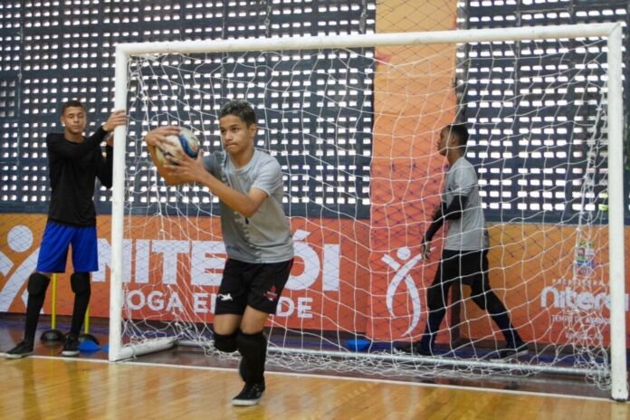 A Prefeitura de Niterói dá um passo inédito no fortalecimento do esporte educacional ao colocar, pela primeira vez, o time do Centro de Treinamento "Niterói Joga em Rede" na disputa de uma competição oficial de futsal.