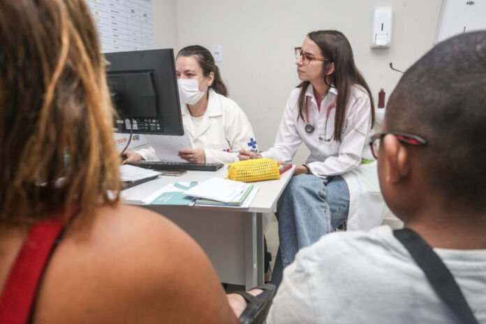 A Secretaria Municipal de Saúde anunciou a abertura das inscrições para o Processo Seletivo Simplificado do Programa Médico de Família, com o objetivo de fazer a contratação temporária de médicos para atender necessidades emergenciais e de excepcional interesse público