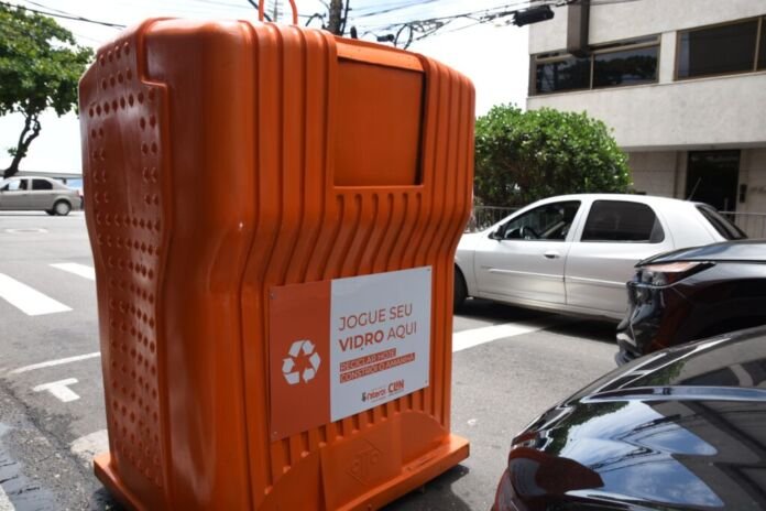 A Companhia de Limpeza de Niterói (Clin) disponibilizou para a festa de Réveillon recipientes específicos destinados à coleta seletiva, que recolheram 3,25 toneladas de recicláveis durante a passagem de ano.