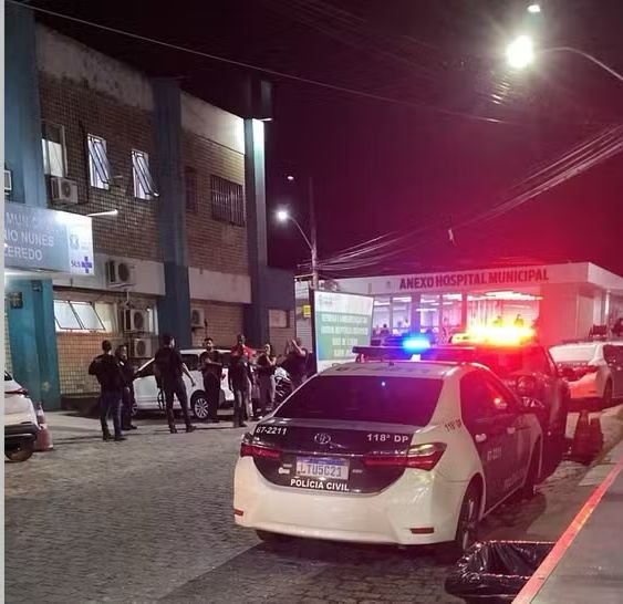 Uma troca de tiros entre policiais e traficantes deixou um policial militar ferido.