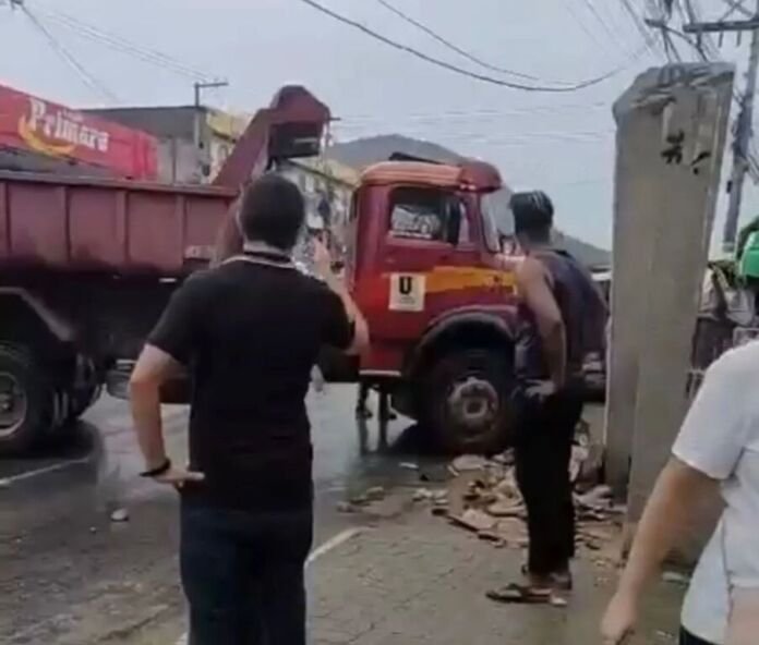 Na noite desta quarta-feira, 7 de janeiro, um caminhão colidiu com um carro e, em seguida, bateu em um muro às margens da Rodovia Amaral Peixoto (RJ-106), na altura de Inoã.
