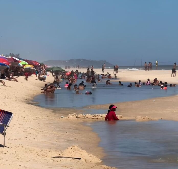 Uma das formações naturais que mais encantam turistas e maricaenses nas praias de Maricá é o Lagomar.