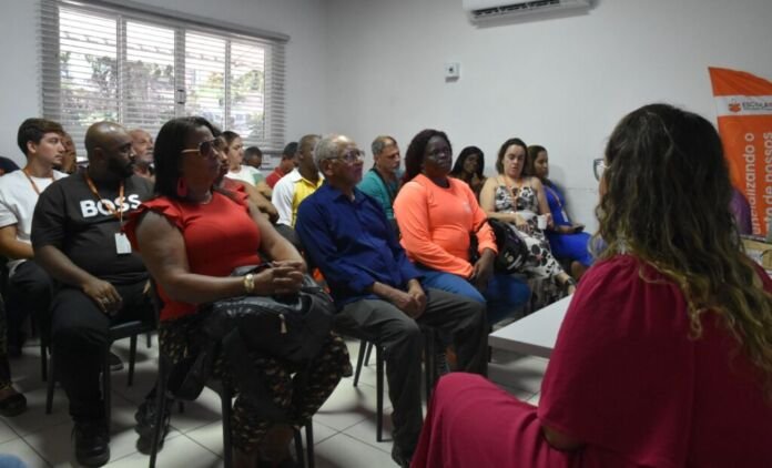 A Companhia de Limpeza de Niterói (Clin) promoveu uma roda de conversa com funcionários como parte das campanhas Janeiro Branco e Janeiro Roxo