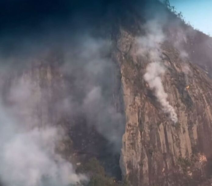 Uma área de vegetação da Pedra de Inoã, em Maricá, está sendo atingida pelas chamas desde ontem (14/01).