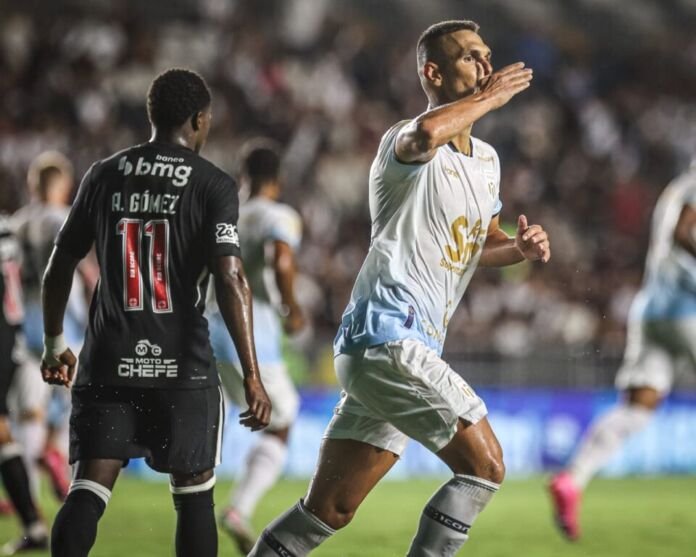 O Maricá F.C iniciou sua caminhada no Cariocão Superbet 2026 com derrota. Enfrentando um Vasco completo em São Januário, o Tsunami lutou até o final, mas acabou derrotado pelo Cruz-Maltino por 4 x 2.