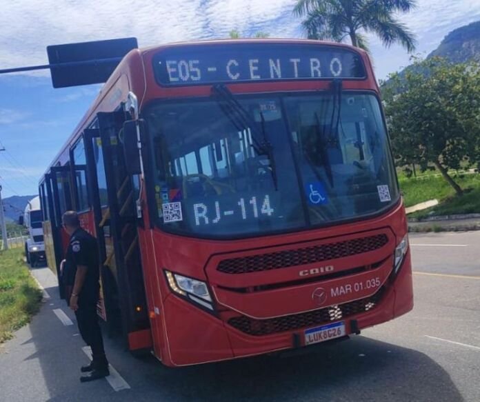 A Secretaria de Segurança Cidadã de Maricá, liderada pelo secretário Júlio Veras, com o apoio da Guarda Municipal de Maricá e do PROEIS, realizou uma operação na RJ-114, na altura do Instituto Federal Fluminense (IFF), e em Ponta Negra, próximo ao DPO, com o objetivo de coibir ações de vândalos e identificar baderneiros.