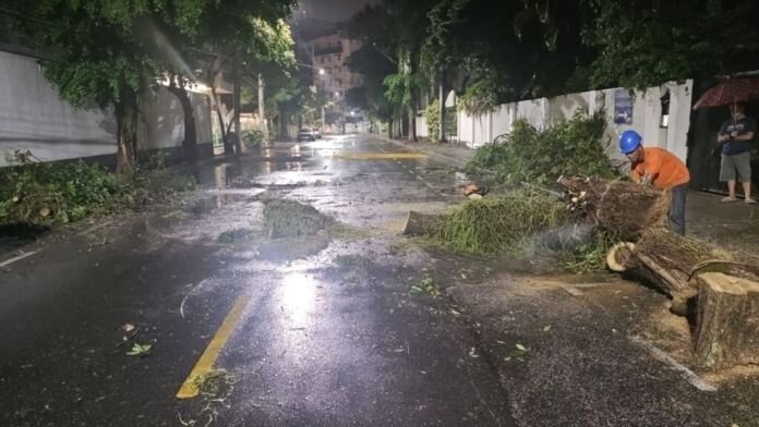 Niterói está em estágio de atenção desde 20h40 desta segunda-feira (19), devido às fortes chuvas que atingiram a cidade. Até o momento, não houve acionamento de sirenes ou registro de ocorrências graves