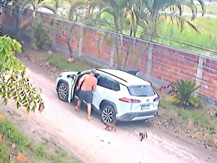 Na última quarta-feira, 21 de janeiro, câmera de segurança próxima ao Clube Líbano Fluminense, em Santa Paula (Maricá), flagrou um crime de abandono de animais