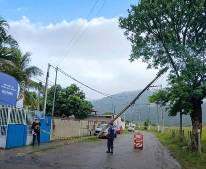 Na última quinta-feira, 22 de janeiro, um poste tombou em frente a um posto de saúde localizado na Estrada do Retiro, em Maricá