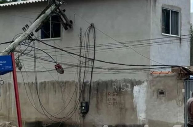 Na manhã do último domingo, 25 de janeiro, um poste de energia caiu, atingiu uma residência e interditou a Rua Rogério Olivieri Cavalcante, no bairro Bambuí, em Maricá.
