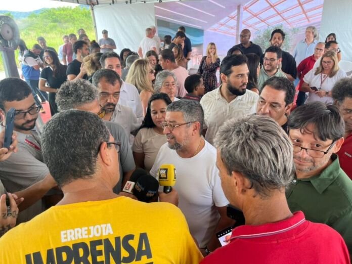 Durante seu discurso no lançamento da pedra fundamental do Plaza Shopping Maricá, o prefeito do município, Washington Quaquá (PT), destacou outra obra bastante aguardada pelos maricaenses: o resort Maraey.