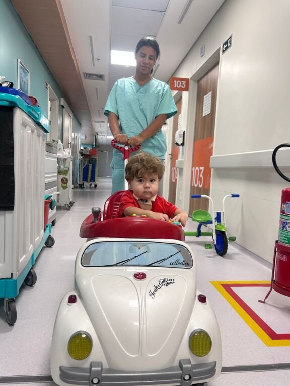 A internação ocorreu após a ingestão de soda cáustica em um supermercado de Maricá, na Região Metropolitana do Rio de Janeiro, em outubro de 2025.