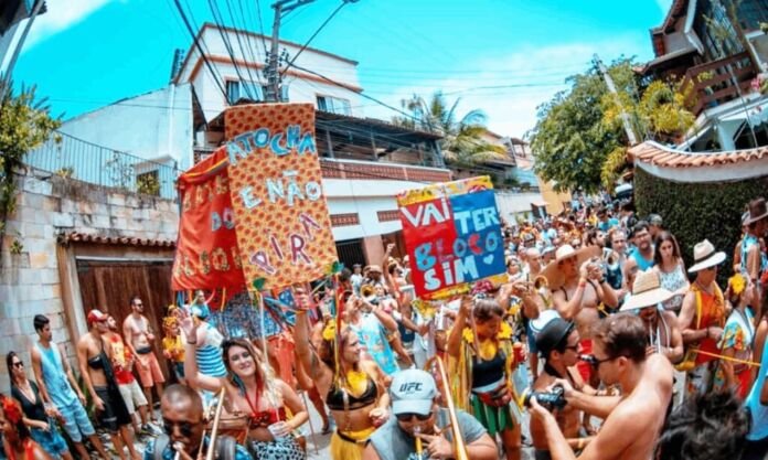 O som dos tamborins já está ecoando pelas ruas e Niterói entra oficialmente no clima do Carnaval. A temporada de blocos de rua de 2026 promete levar alegria, tradição e muito ziriguidum