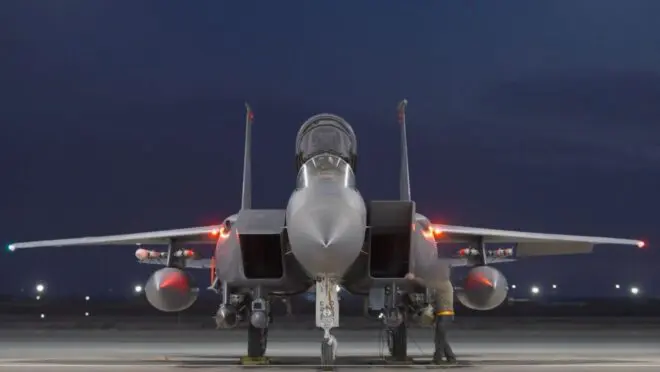 Em uma demonstração de força sem precedentes nos últimos meses, os Estados Unidos, em coordenação com forças aliadas, lançaram neste sábado (10) uma ofensiva aérea de larga escala contra posições do Estado Islâmico (EI) em território sírio.