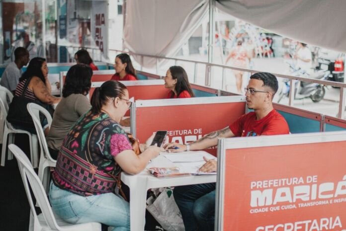 A Prefeitura de Maricá, por meio da Secretaria de Trabalho, realizou nesta quarta-feira (21/01) mais uma edição da Van Itinerante da Casa do Trabalhador, no Terminal Rodoviário de Itaipuaçu