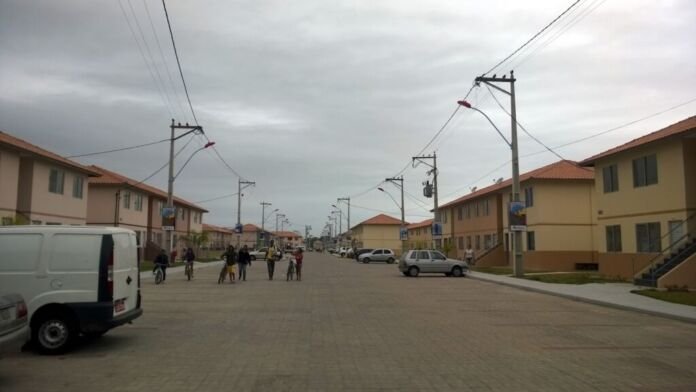 a tarde desta sexta-feira, 9 de janeiro, um corpo foi encontrado dentro de um valão próximo ao conjunto habitacional do programa Minha Casa, Minha Vida, em Itaipuaçu.