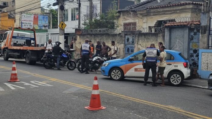 motos_barulhentas_fonseca A Prefeitura de Niterói realizou, nesta terça-feira (13), uma ação integrada de fiscalização contra motos com escapamento irregular e outras infrações de trânsito, no bairro do Fonseca.
