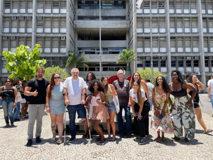 os aprovados de 2025 A Prefeitura de Maricá comemora a aprovação de mais de cem estudantes que participaram do Pré-Uerj Popular Iara Iavelberg, oferecido gratuitamente à população, no vestibular da Universidade Estadual do Rio de Janeiro (Uerj).