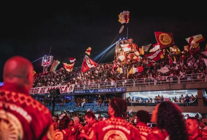 Apoiada pela Prefeitura de Maricá, escola de samba União de Maricá desfilou na madrugada de sábado (14/2) na Marquês de Sapucaí, apresentando enredo centrado na memória, identidade e ancestralidade da mulher negra.