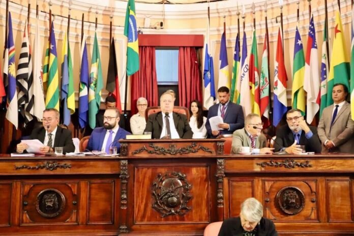 A cooperação entre Poderes para a construção de uma cidade cada vez mais justa, sustentável e humana deu o tom da abertura do ano legislativo na Câmara Municipal de Niterói, nesta terça-feira (24).