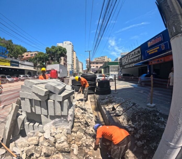 A Empresa de Infraestrutura e Obras de Niterói segue com os trabalhos de revitalização do Reviver Centro, na Avenida Amaral Peixoto, Rua da Conceição e vias adjacentes, no Centro da cidade.