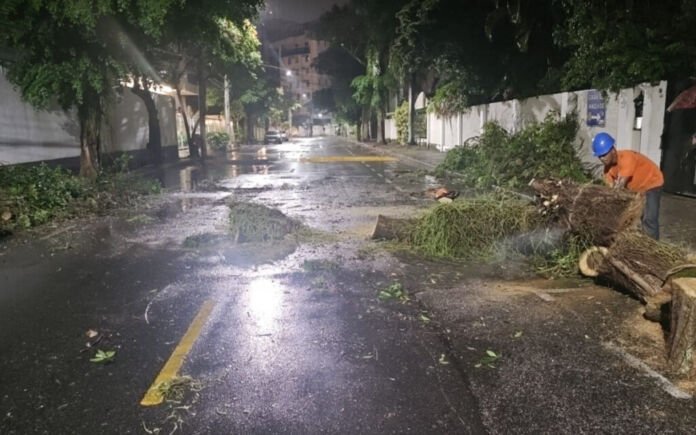 Niterói está em estágio de atenção desde as 16h deste domingo (1º), por causa das fortes chuvas que atingiram a cidade. Até o momento, não houve acionamento de sirenes ou registro de ocorrências graves