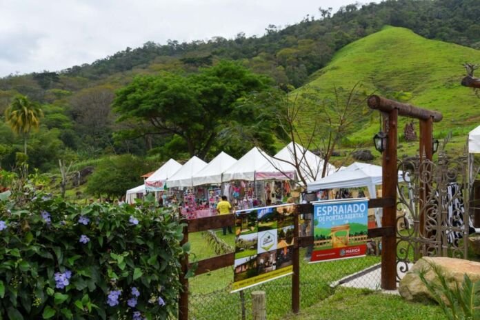 A previsão de chuva forte para este sábado, 07 de fevereiro, e para este domingo, 08 de fevereiro, causou o adiamento do Espraiado de Portas Abertas.