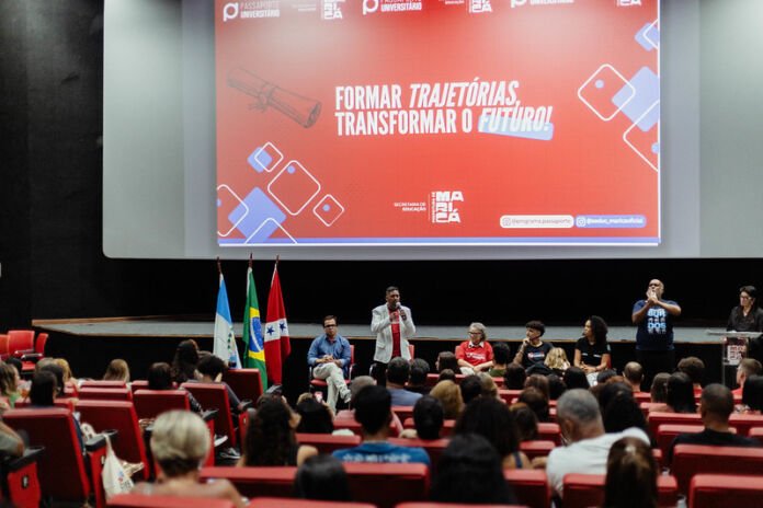 A Prefeitura de Maricá, por meio da Secretaria de Educação, entregou nesta segunda-feira (02/02) dez certificados aos novos alunos de Medicina do Programa Passaporte Universitário.