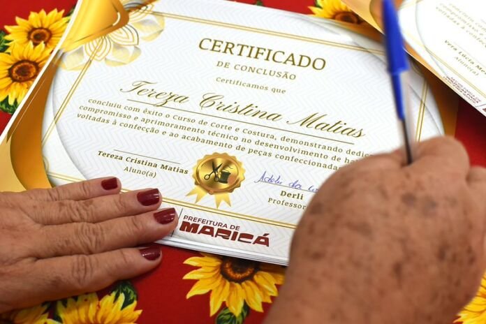 A Prefeitura de Maricá, por meio da Secretaria de Políticas para a Terceira Idade, realizou nesta quarta-feira (04/02) a formatura de mais uma turma da oficina de corte e costura, na Casa da Terceira Idade, no Centro