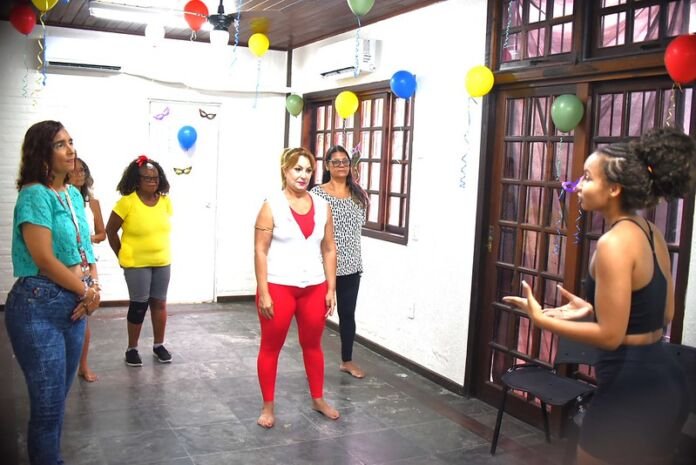 A Prefeitura de Maricá, por meio da Secretaria de Políticas e Defesa dos Direitos das Mulheres, realizou nesta terça-feira (10/02), no Centro, um workshop de samba voltado ao público feminino