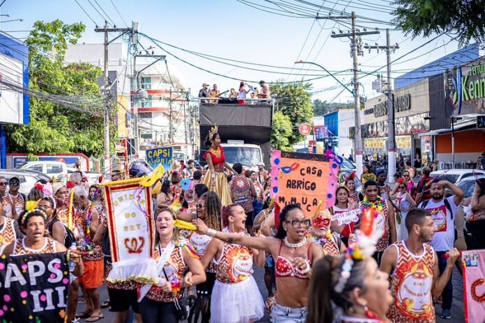 A Prefeitura de Maricá, por meio das secretarias de Saúde e Turismo, Comércio, Indústria e Mercado Interno, realizou nesta quinta-feira (12/02) o bloco “Sou, mas quem não é”, que marcou o início do Carnaval 2026 na cidade