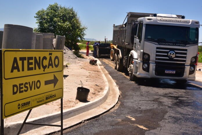 A Prefeitura de Maricá, por meio da Autarquia de Serviços de Obras de Maricá (Somar), iniciou nesta sexta-feira (13/02) as intervenções de asfaltamento na Rua 129, no Jardim Atlântico Leste, em Itaipuaçu