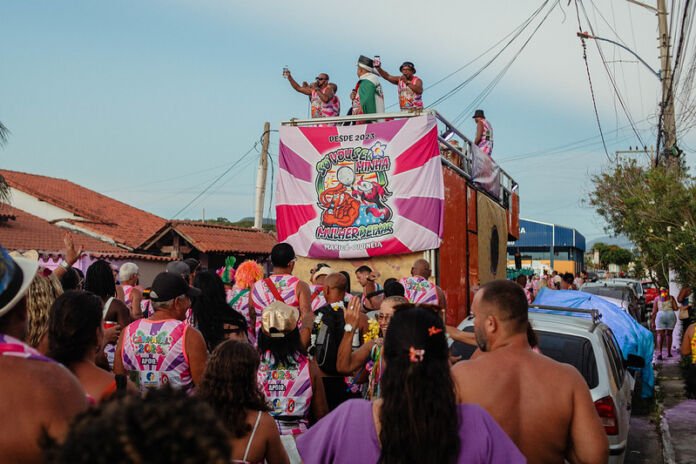 A Prefeitura de Maricá, por meio da Secretaria de Turismo, Comércio, Indústria e Mercado Interno, promoveu nesta segunda-feira (16/02) o quinto dia de programação do Carnaval 2026, que incluiu uma série de blocos e shows nos quatro distritos da cidade