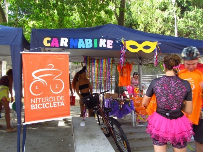 Em Niterói, o Carnaval ainda não acabou. Neste sábado (28), a Praça da Bicicleta, no Gragoatá, recebe o Carnabike 2026