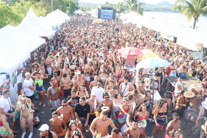 Prepare o confete, capriche na fantasia e deixe o som dos tamborins conduzir a festa: a alegria volta a tomar conta das ruas de Saquarema