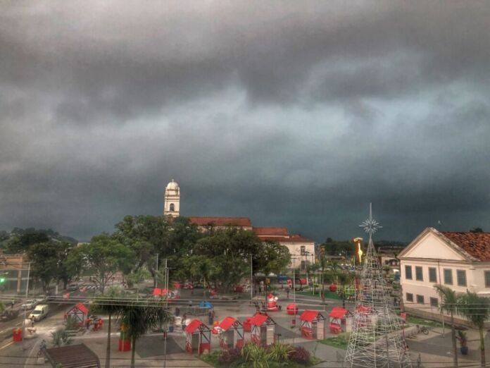 A Defesa Civil de Maricá emitiu e enviou um alerta, via SMS, informando sobre a possibilidade de pancadas de chuva moderada a forte, com raios e rajadas de vento, para a tarde desta segunda-feira, 23 de fevereiro.