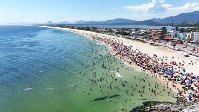 A Prefeitura de Maricá, por meio da Secretaria de Saúde, reforça a importância dos cuidados com a hidratação, a alimentação e a prevenção de infecções sexualmente transmissíveis (ISTs) durante o período de Carnaval e altas temperaturas