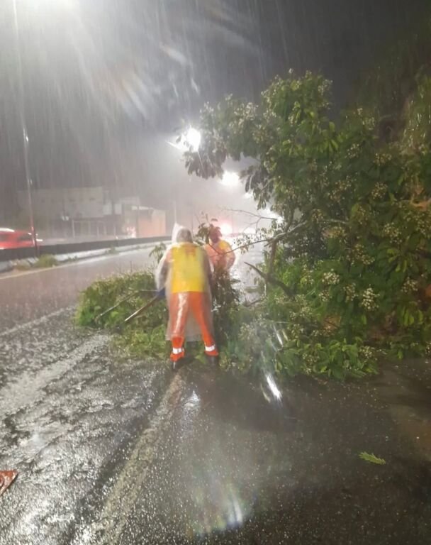 Niterói segue com equipes mobilizadas e monitoramento intensificado em função das fortes chuvas registradas nesta segunda-feira (09)