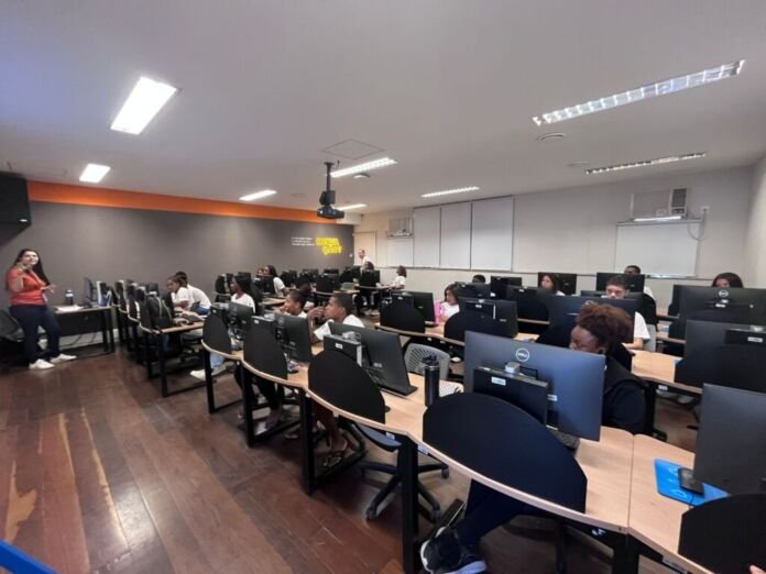 Com foco na empregabilidade e na geração de renda para jovens, o Programa Niterói Jovem EcoSocial realiza, nesta sexta-feira (6), a Feira de Empregabilidade – Ecoando Oportunidades: Conectando o jovem ao primeiro passo