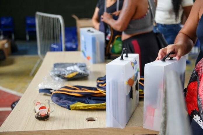 A Prefeitura de Magé realizou, no último sábado, 7 de fevereiro, o Dia D de entrega dos kits escolares e uniformes para os alunos da rede municipal de ensino