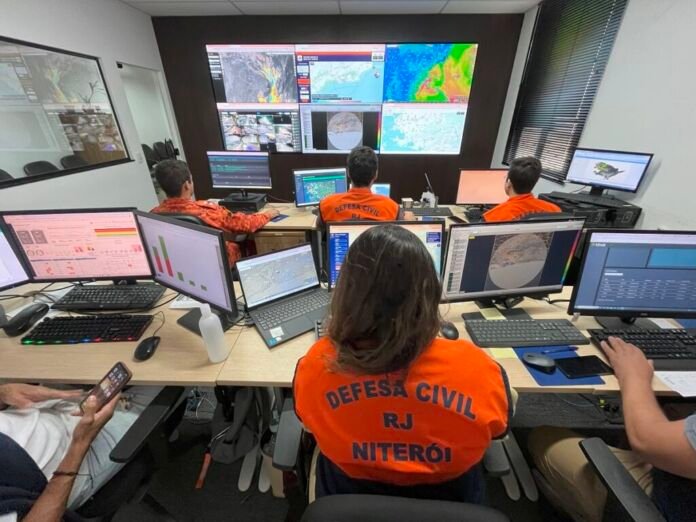 A cidade de Niterói inicia oficialmente o Carnaval 2026 nesta sexta-feira (6), com programação intensa no Caminho Niemeyer e mais de 40 blocos espalhados pelos bairros